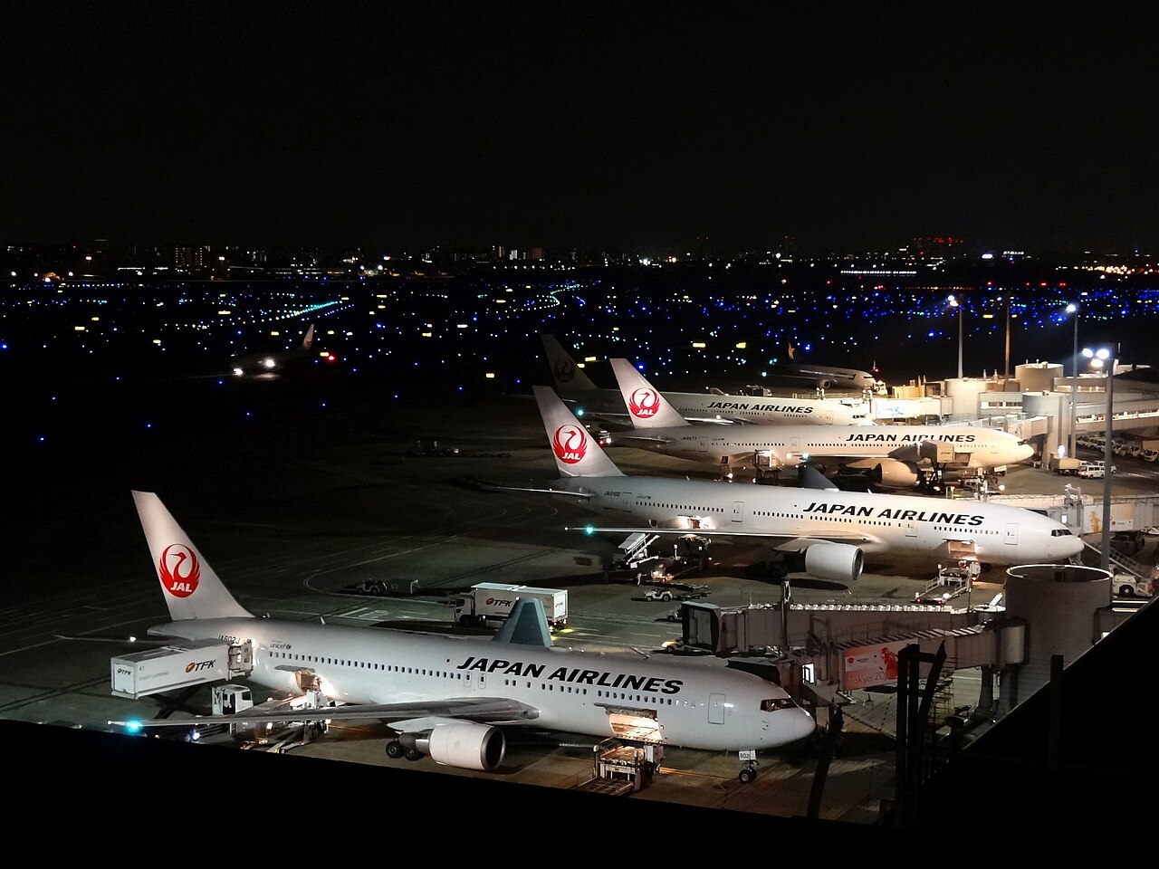 羽田空港の夜景と駐機中のJAL機