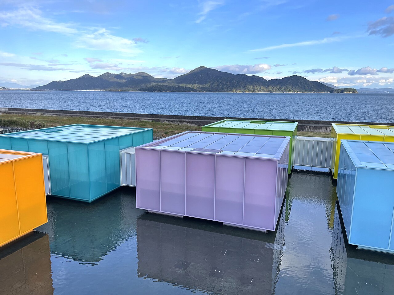 瀬戸内海を背に色鮮やかな可動展示室が並ぶ下瀬美術館
