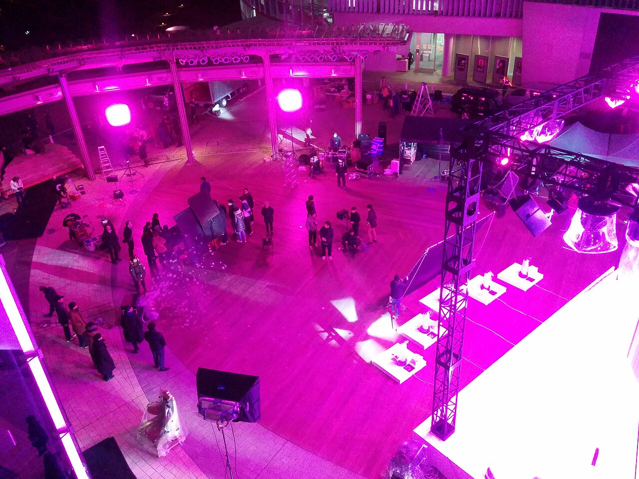 ピンク色の照明に包まれたイベント会場のイメージ写真